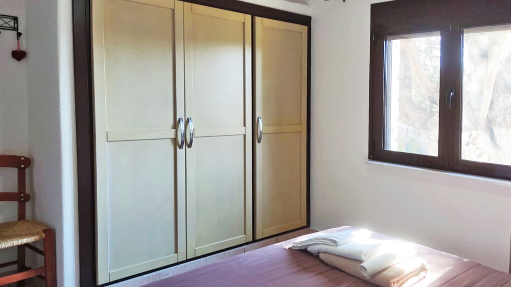 Villa Elia bedroom 1 closet