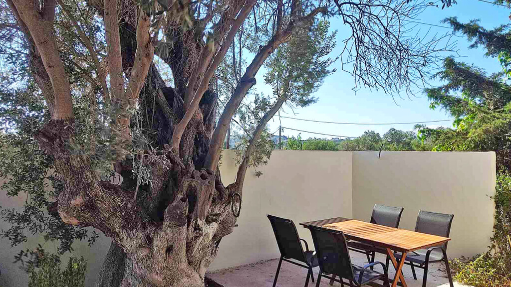 Villa Elia outdoor table