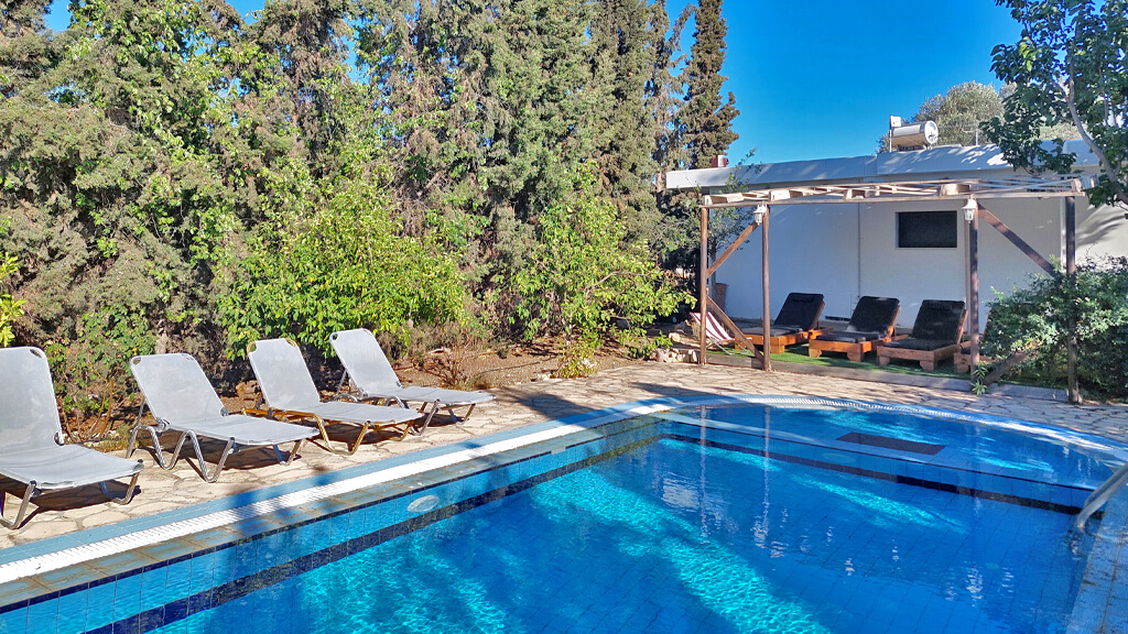 villa elia pool beds